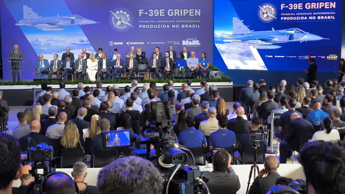 Foto 9 de 15 — Lula chega com comitiva à Embraer e apresenta caça Gripen em agenda na região; VEJA FOTOS